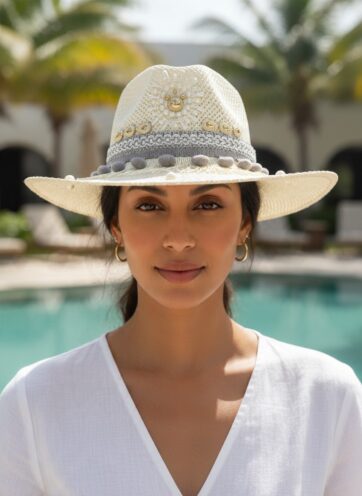 Sombrero decorado con detalles dorado y gris