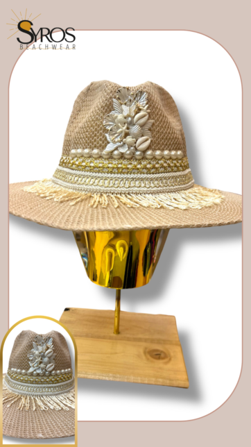 Sombrero decorado detalles dorados con perlas y conchas blancas
