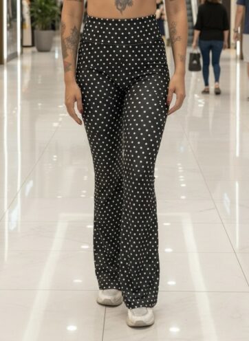 Pantalon negro con puntos blancos bota campana